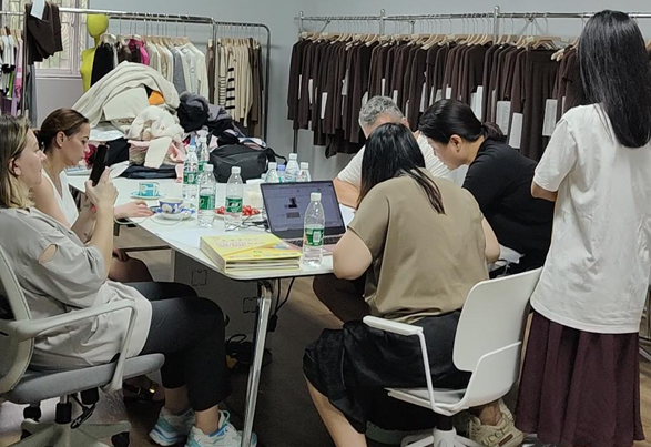 Сотрудничество с клиентами в действии: обсуждаем заказы на 2025 год и креативные решения