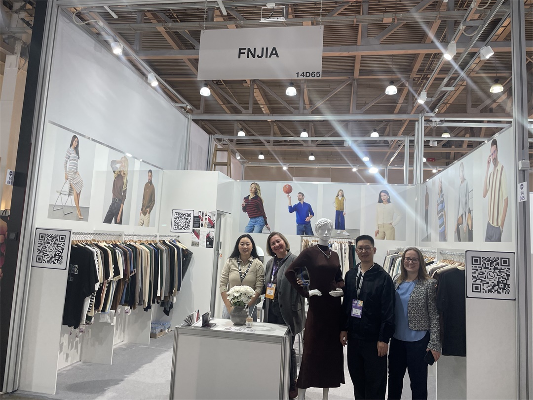 Команда FNJIA представляет последние коллекции одежды для клиентов из Восточной Европы на показе CPM Moscow Fashion Show!