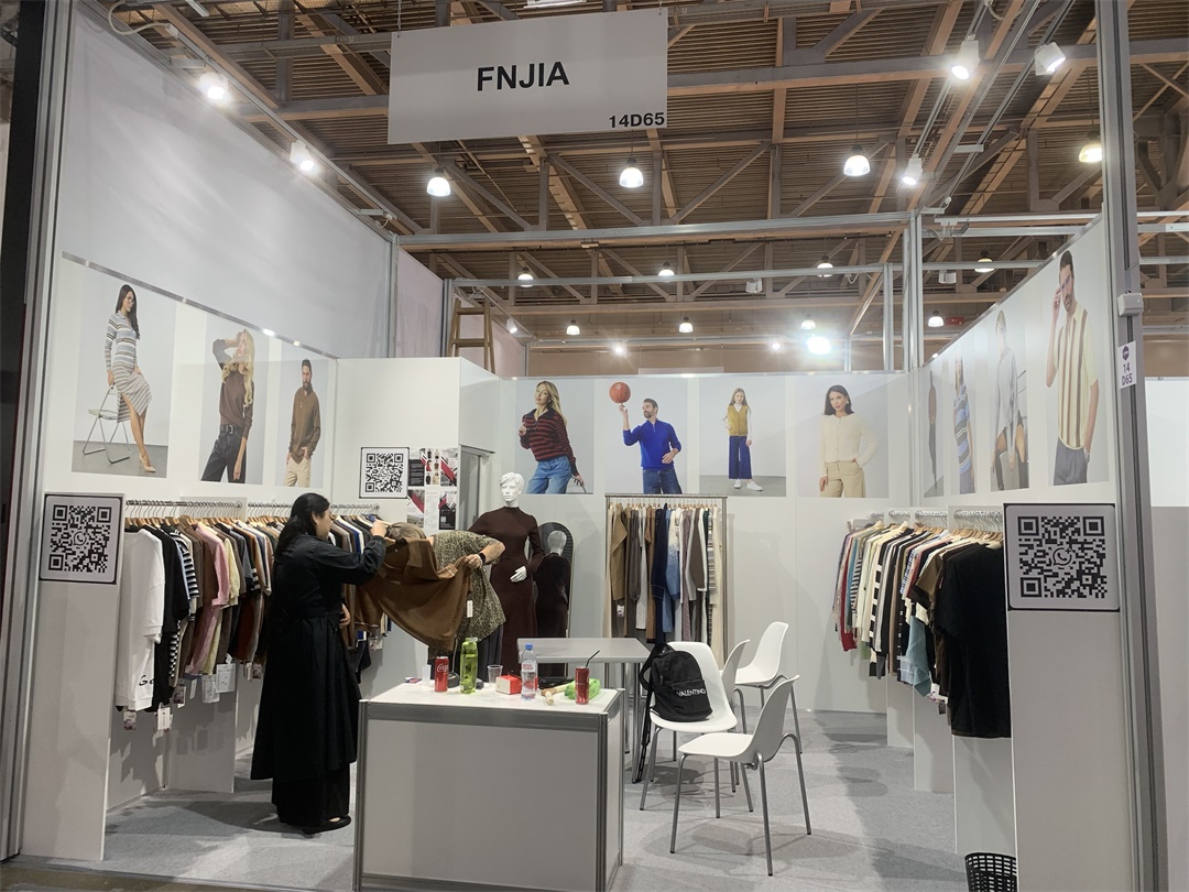 Команда FNJIA представляет последние коллекции одежды для клиентов из Восточной Европы на показе CPM Moscow Fashion Show!