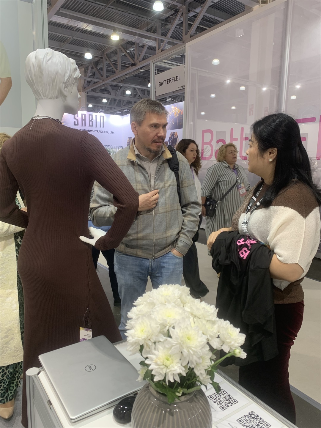 Команда FNJIA представляет последние коллекции одежды для клиентов из Восточной Европы на показе CPM Moscow Fashion Show!