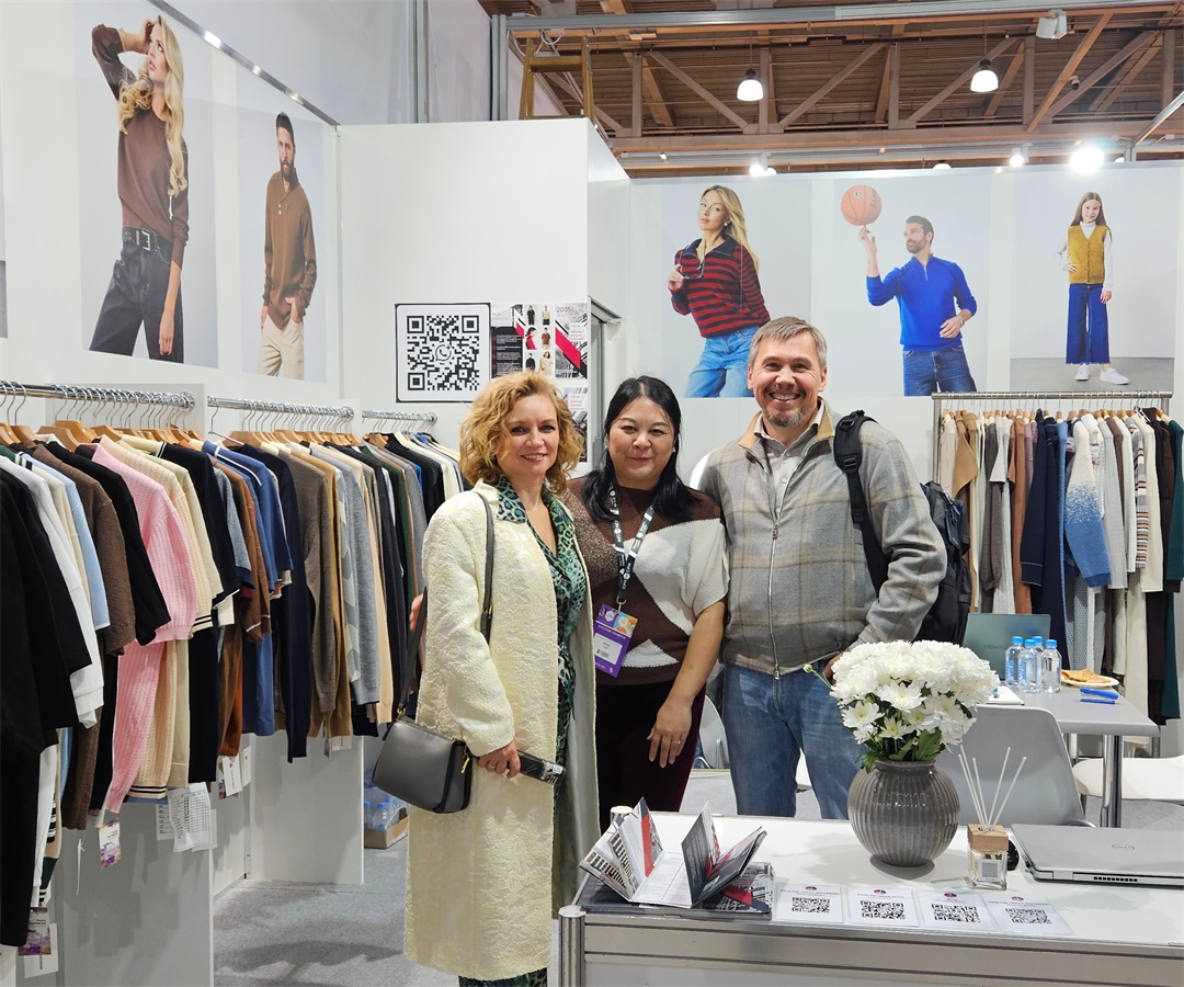 Команда FNJIA представляет последние коллекции одежды для клиентов из Восточной Европы на показе CPM Moscow Fashion Show!