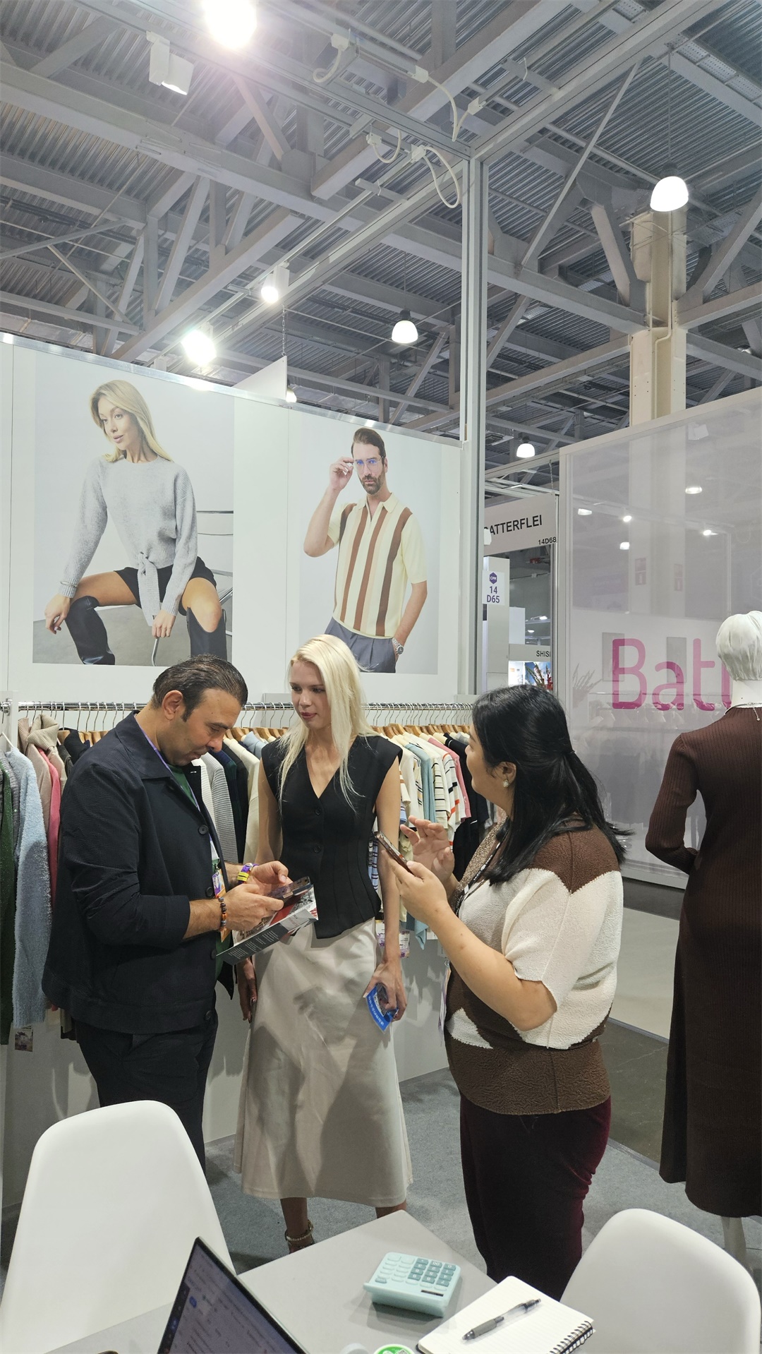 Команда FNJIA представляет последние коллекции одежды для клиентов из Восточной Европы на показе CPM Moscow Fashion Show!