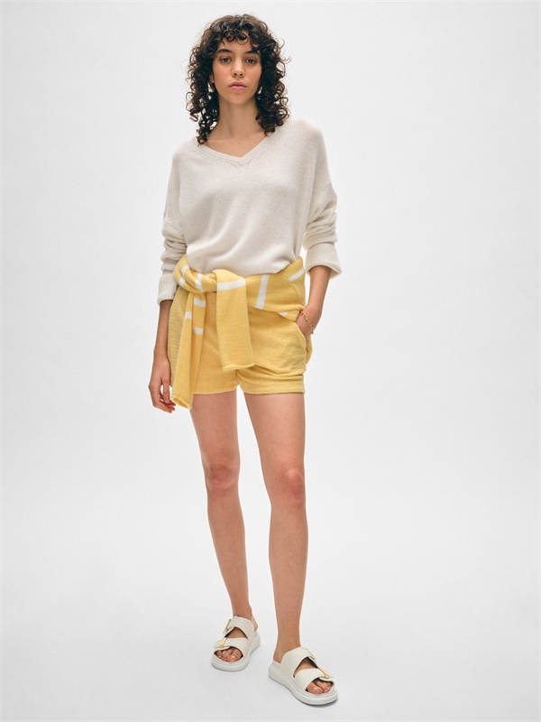 Бежево-белый однотонный шерстяной свитер с V-образным вырезом свитер