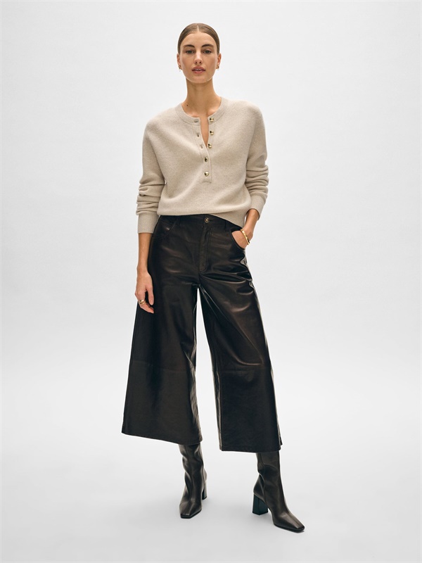 Вязаный свитер-пуловер с пуговицами