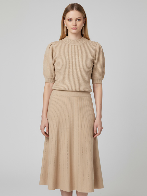 Женский вязаный комплект бежевого цвета на заказ: Топ с пышными рукавами и расклешенная юбка миди для придания элегантности