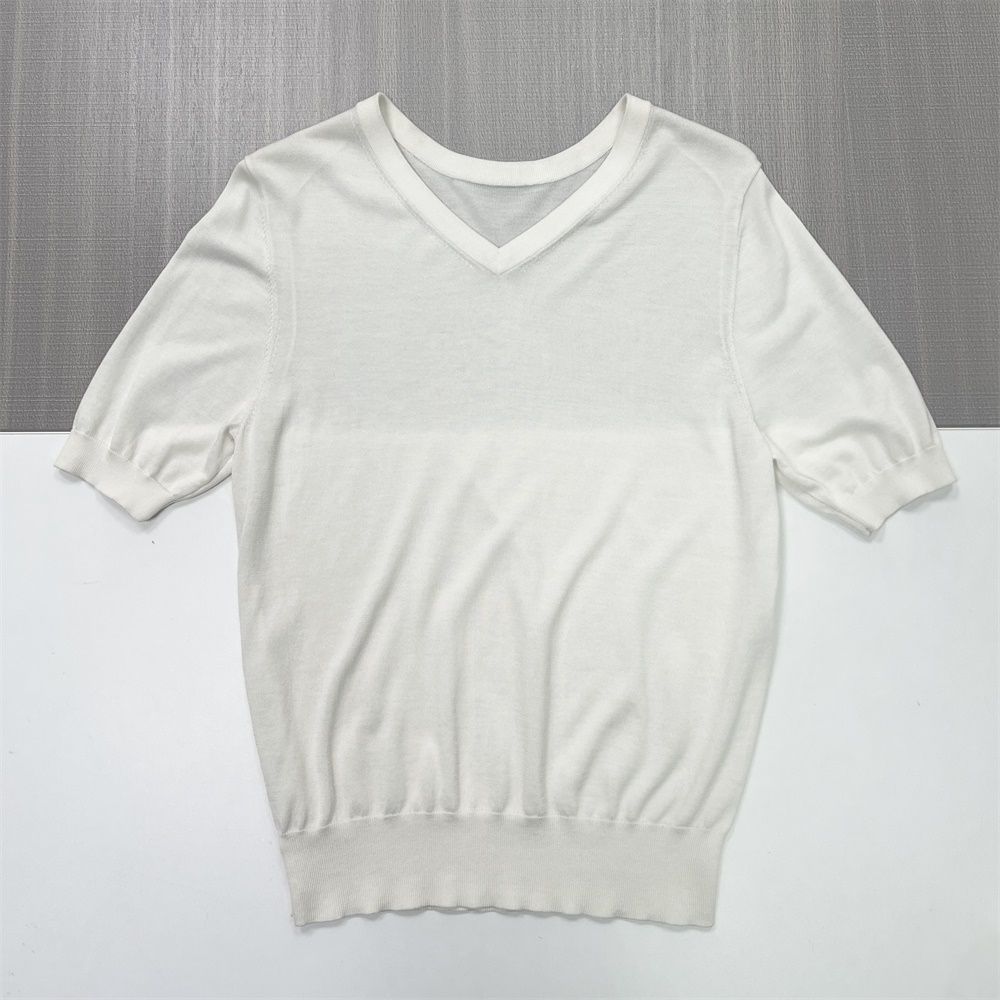 Изготовленная на заказ белая трикотажная футболка с V-образным вырезом: Пышный рукав, приталенный крой, Минималистичный дизайн
