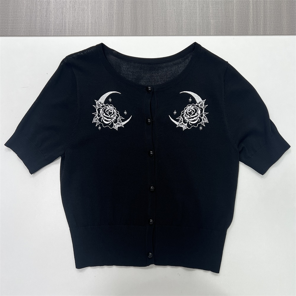 Вязаный кардиган на заказ: Вышивка в виде Луны и розы, Короткий рукав, застежка на пуговицы