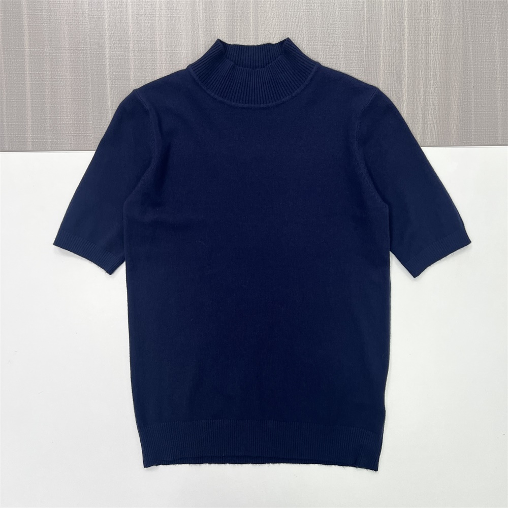 Трикотажная футболка с имитацией шеи: Короткий рукав, приталенный крой, Элегантный дизайн