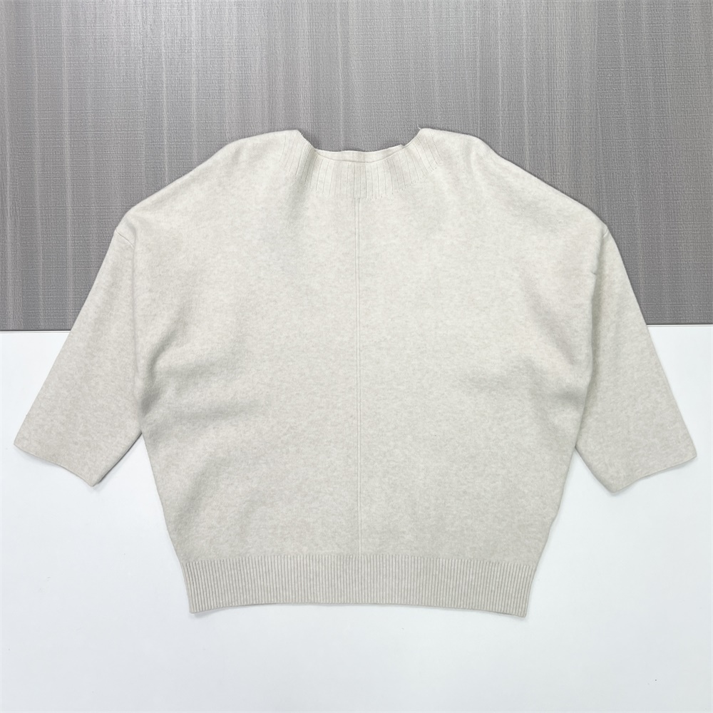 Трикотажная футболка с круглым вырезом горловины на заказ: Рукав 3/4, свободный крой, минималистичный дизайн