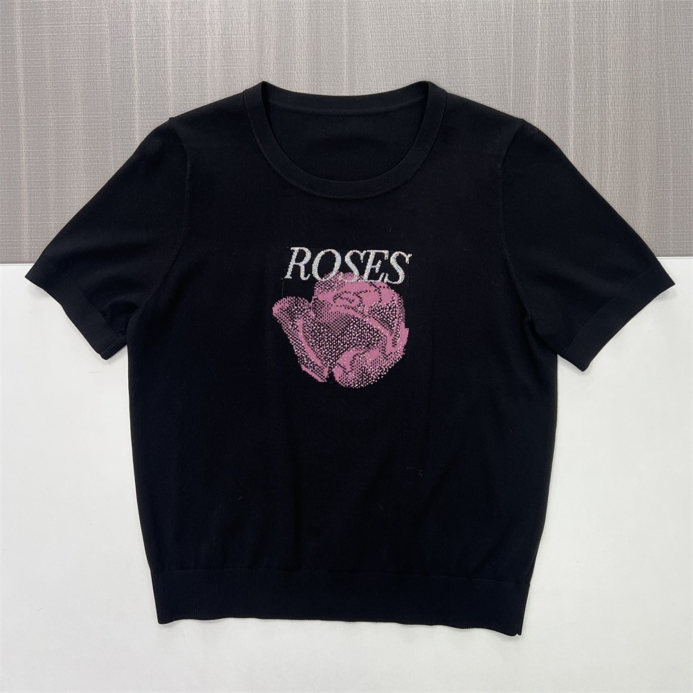 Трикотажная футболка с рисунком розы на заказ: Круглый вырез, короткий рукав, оригинальный дизайн