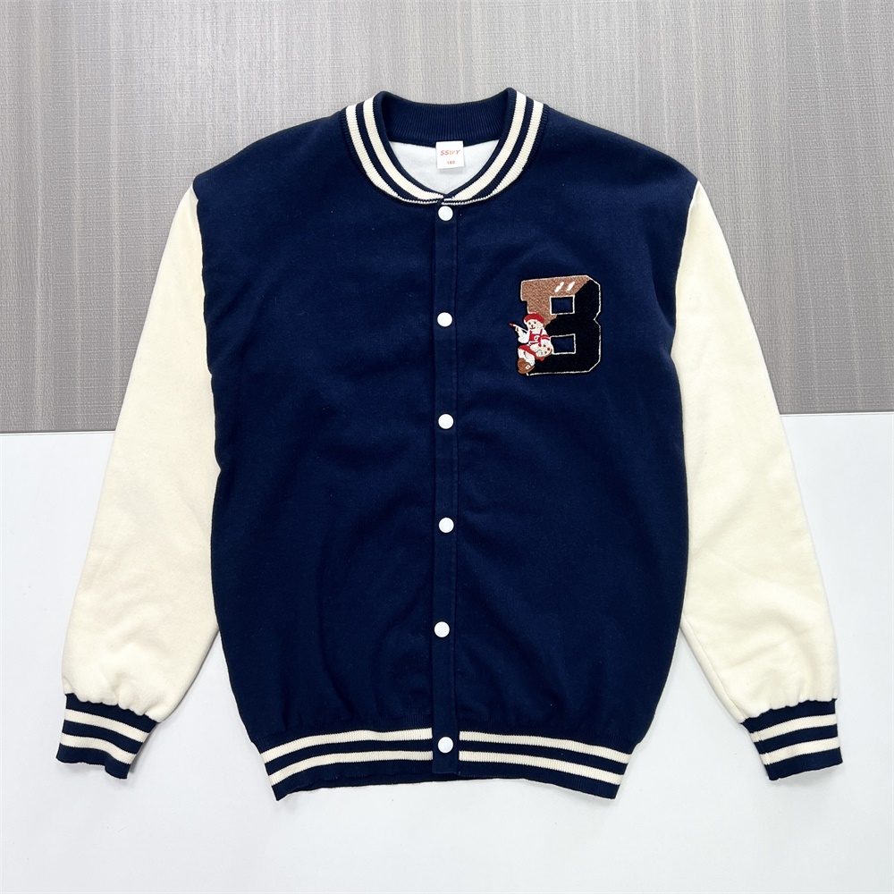 Мужская школьная куртка на заказ: Темно-синий и кремовый цвета, вышитый логотип, дизайн в стиле ретро-кэжуал