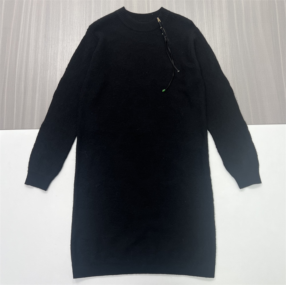 Женское черное платье из текстурированного трикотажа на заказ: Имитация шеи, свободный крой, современный повседневный дизайн