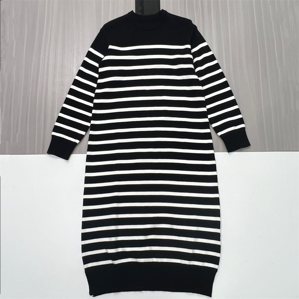 Женское трикотажное платье в черно-белую полоску, выполненное по индивидуальному заказу: с имитацией шеи, длиной миди, в стиле ретро-кэжуал