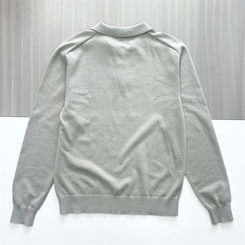 Мужское трикотажное поло светло-серого цвета: Длинный рукав, контрастные пуговицы, Повседневный минимализм