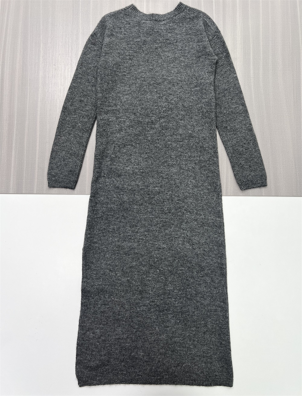 Женское серое трикотажное платье миди на заказ: круглый вырез, свободный крой, универсальный повседневный дизайн