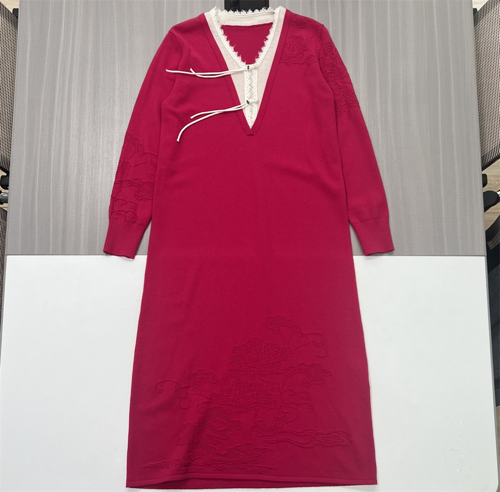 Женское красное трикотажное платье миди на заказ: Вышитый узор, V-образный вырез, элегантный дизайн