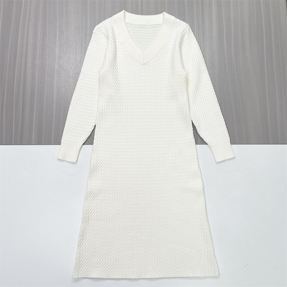 Женское белое платье миди из фактурного трикотажа: V-образный вырез, длинный рукав, Минималистичный элегантный дизайн