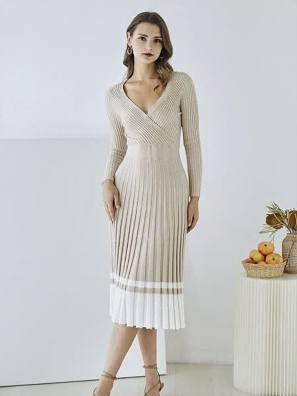 Женское бежевое трикотажное платье в рубчик из цветного блока: V-образный вырез, приталенное миди, современный элегантный дизайн