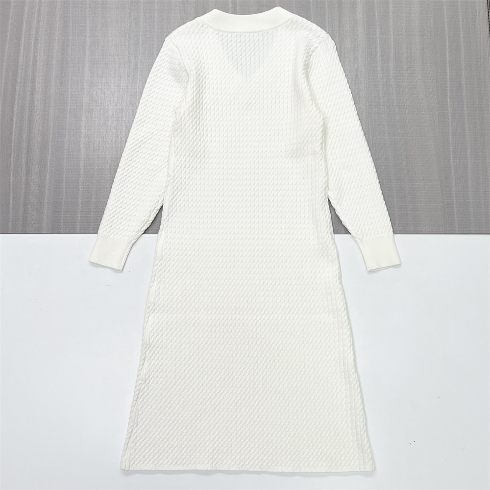 Женское белое платье миди из фактурного трикотажа: V-образный вырез, длинный рукав, Минималистичный элегантный дизайн