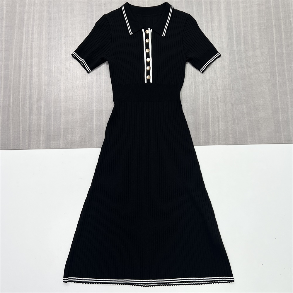 Женское черное платье миди в рубчик: Воротник-поло, жемчужные пуговицы, повседневный дизайн в морском стиле
