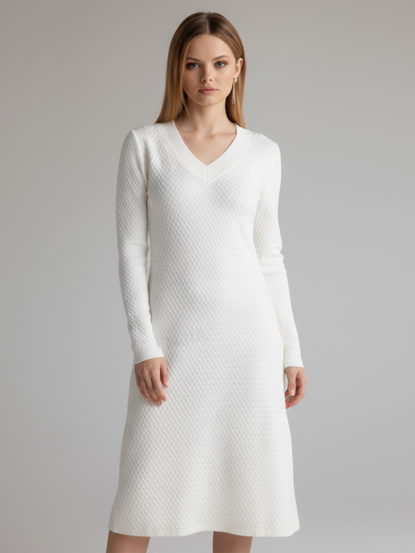 Женское белое платье миди из фактурного трикотажа: V-образный вырез, длинный рукав, Минималистичный элегантный дизайн