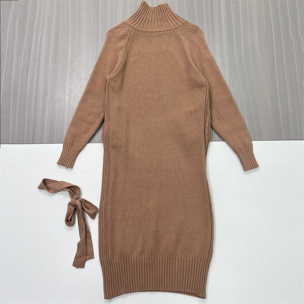 Женское платье миди из верблюжьей вязки: Водолазка, пуговицы, силуэт с поясом