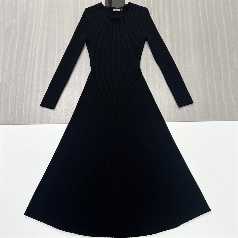 Женское черное трикотажное платье миди в рубчик с длинным рукавом, расклешенный силуэт, элегантный повседневный дизайн