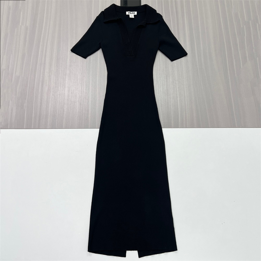 Женское черное макси-платье поло в рубчик с фактурным воротником, приталенный крой, элегантный повседневный дизайн