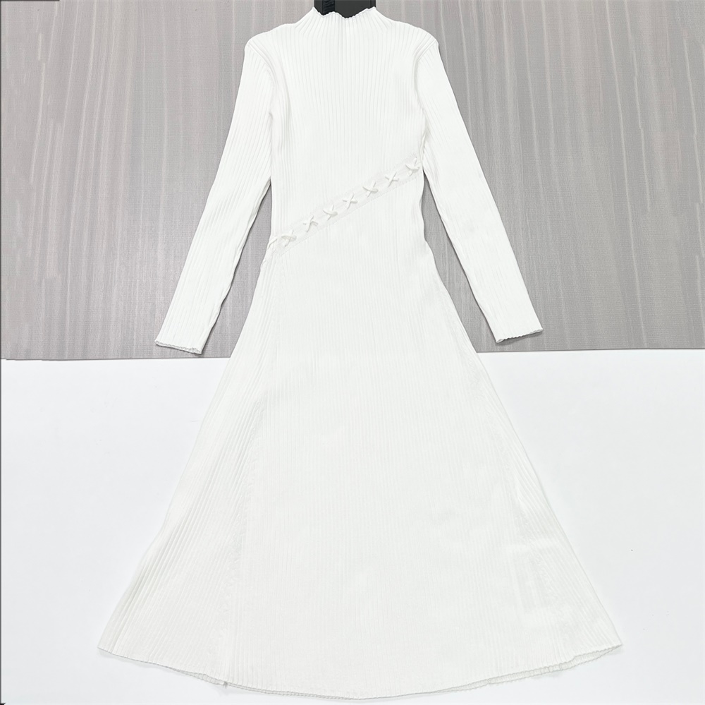 Женское белое макси-платье в рубчик: водолазка, завязывающийся разрез, элегантный дизайн в официально-повседневном стиле