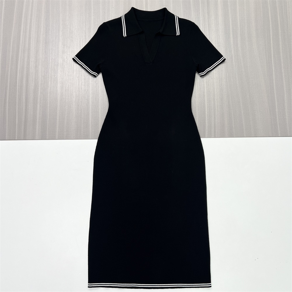 Женское черное платье-поло миди в рубчик, приталенное, повседневного кроя с морской отделкой