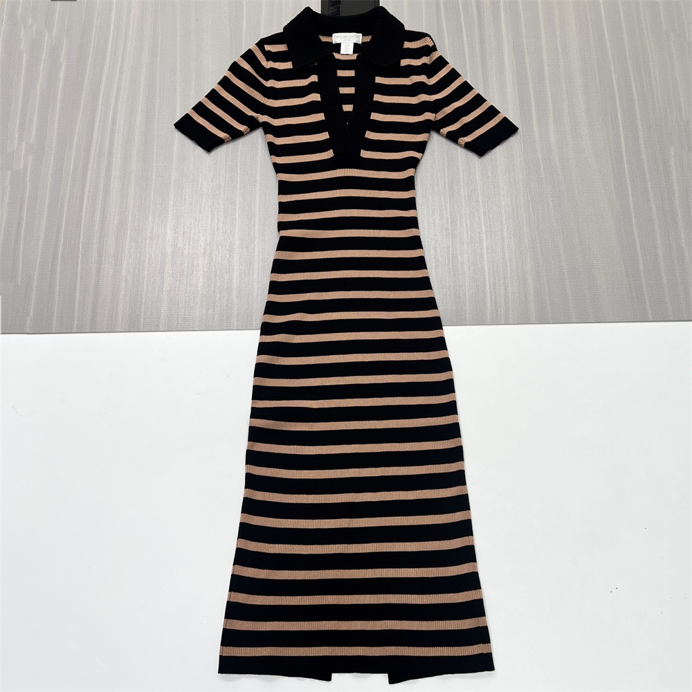 Женское макси-платье поло в черную и верблюжью полоску: приталенное, с коротким рукавом, в стиле ретро-кэжуал