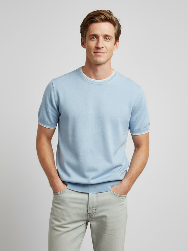 Мужской светло-голубой трикотажный топ с коротким рукавом: Контрастная отделка, мягкая текстура, Повседневный дизайн