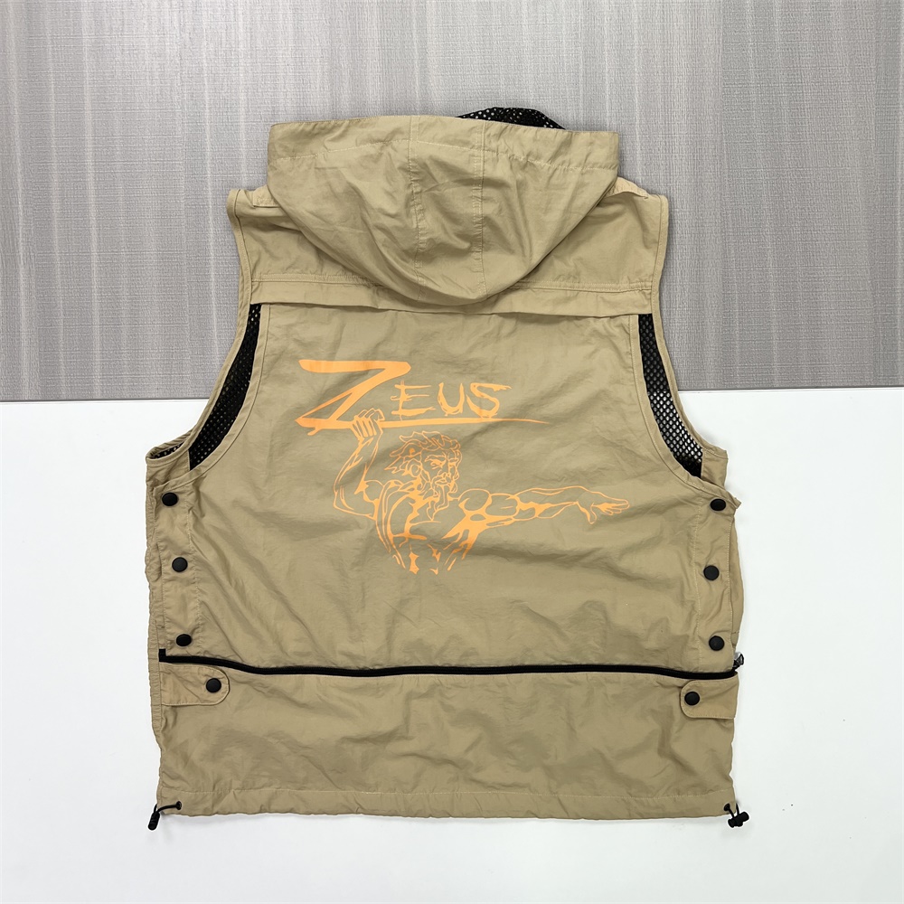 Мужской бежевый жилет "Зевс": Верхняя одежда с капюшоном, множеством карманов, с графическим рисунком