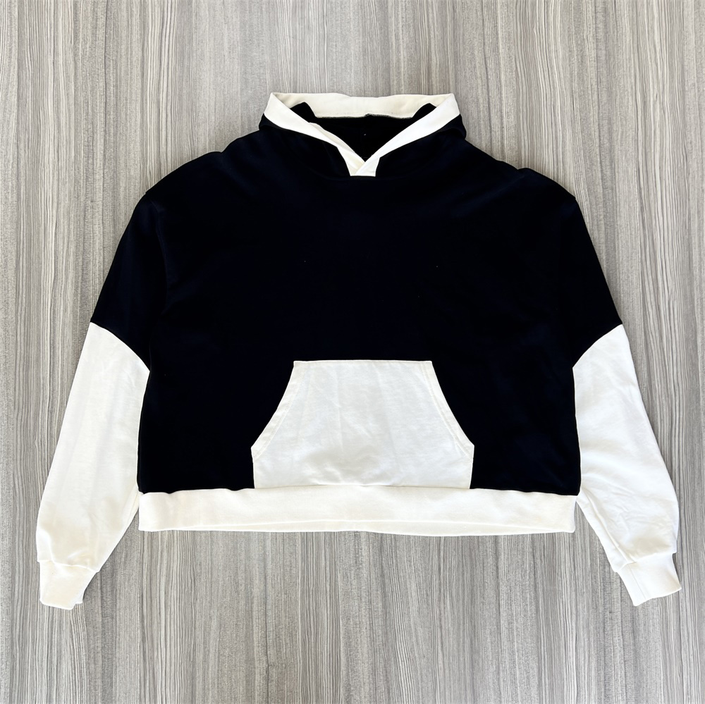 Женская черно-белая толстовка с капюшоном в цветоблок: Укороченный крой, повседневная одежда