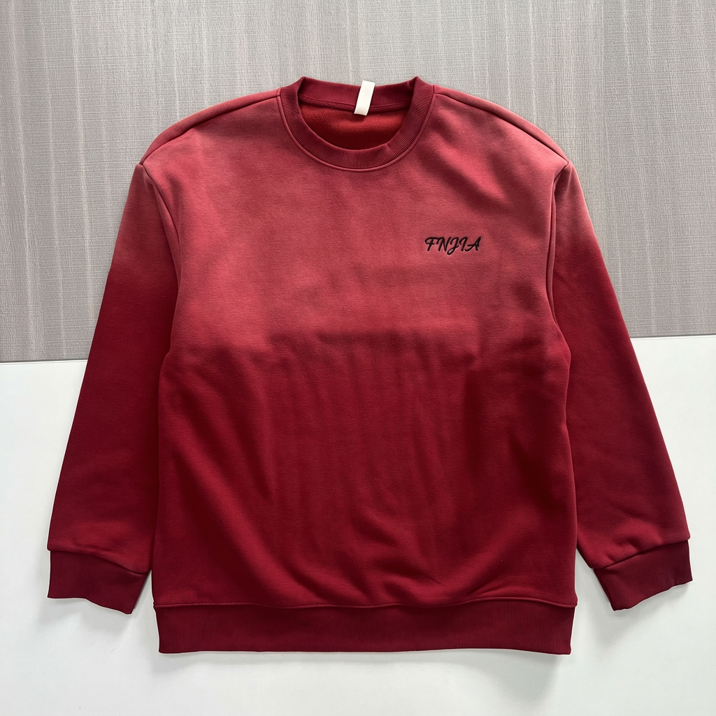 Мужская бордовая толстовка с градиентом: Минималистичный логотип, круглый вырез, Повседневная одежда