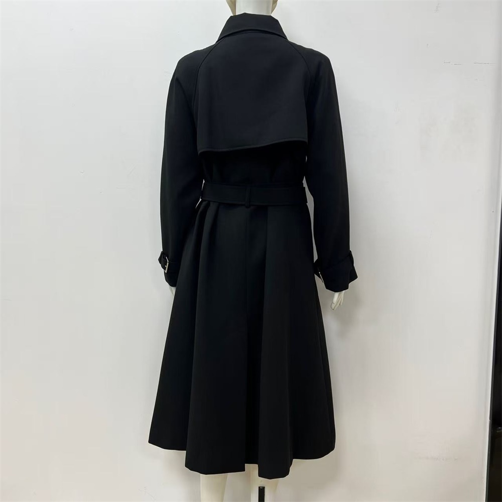 Женский костюм с двумя чёрными костюмами: короткая ветровка и мини-юбка