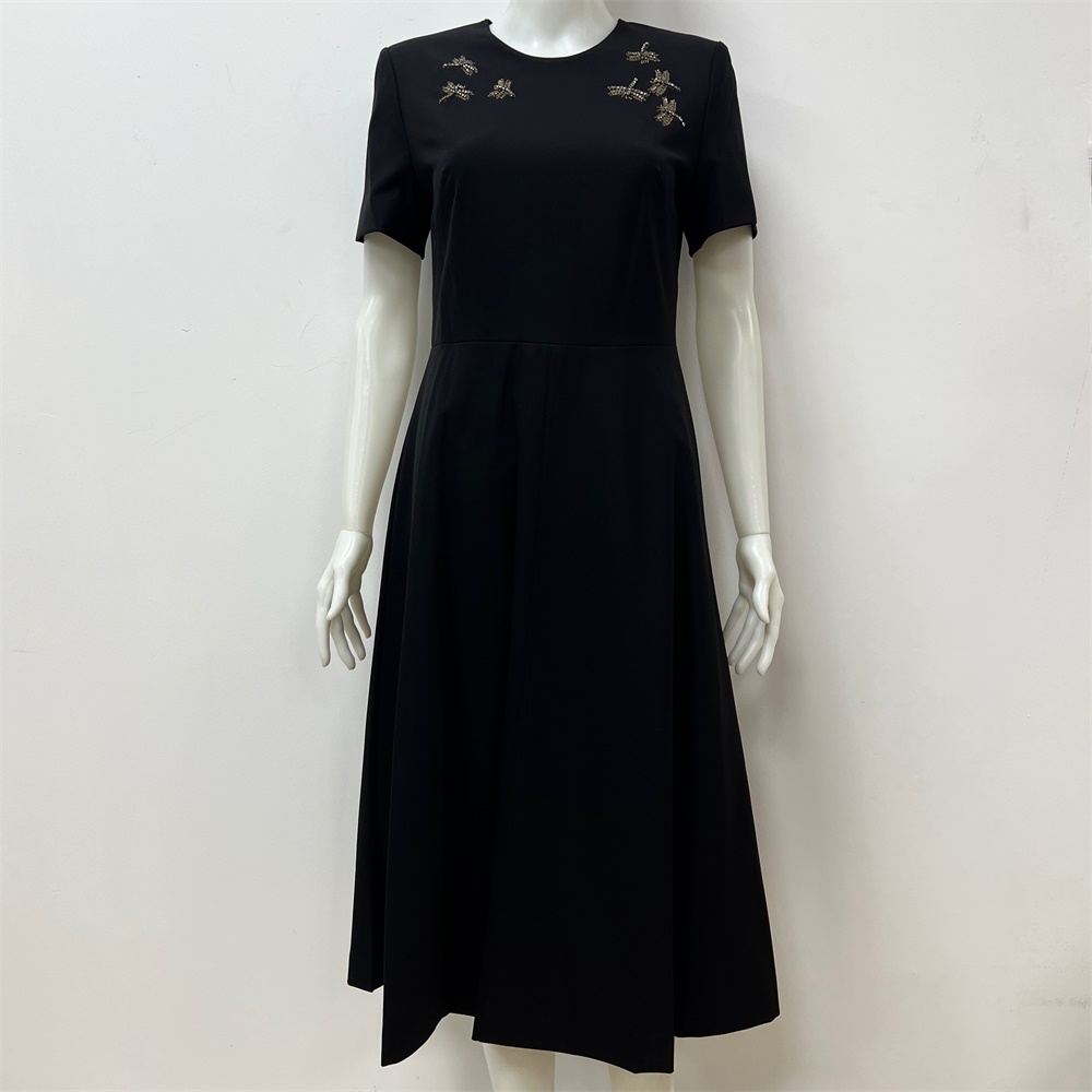 Женское черное платье миди: Украшения в виде стрекоз, расклешенный силуэт