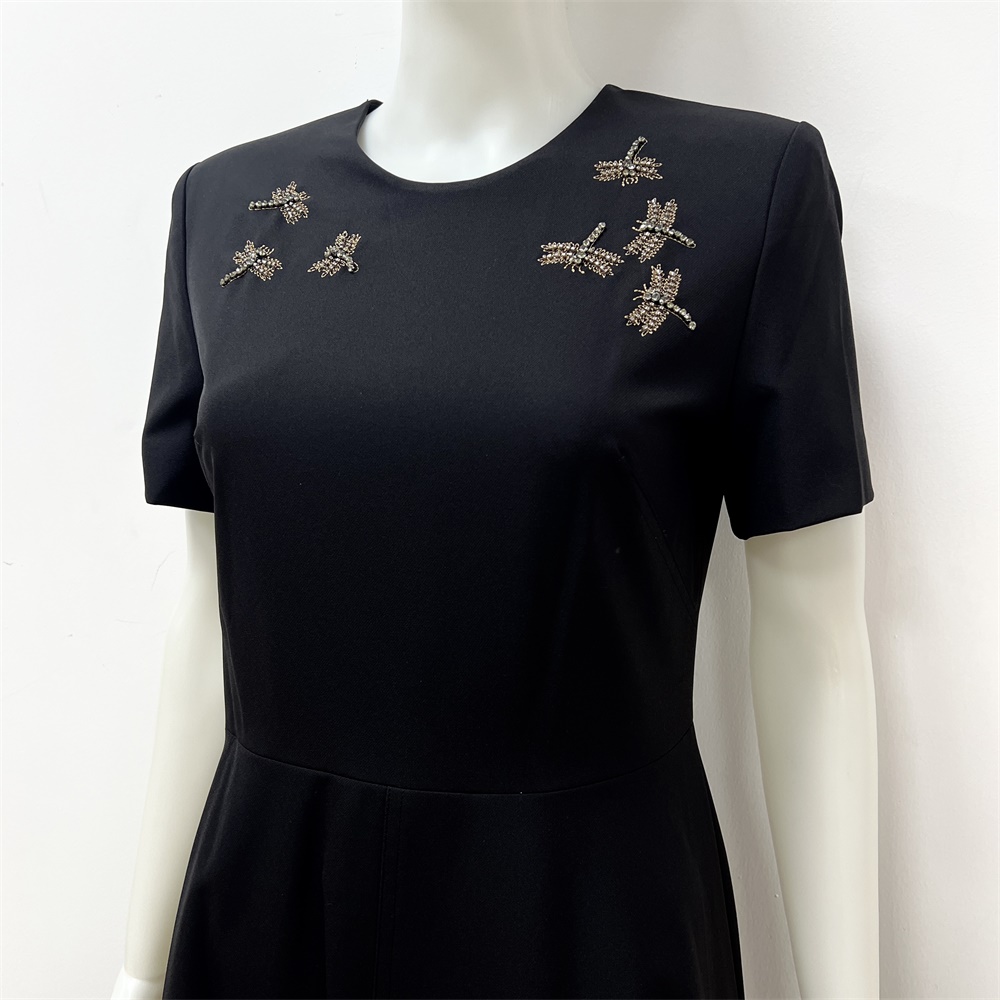 Женское черное платье миди: Украшения в виде стрекоз, расклешенный силуэт