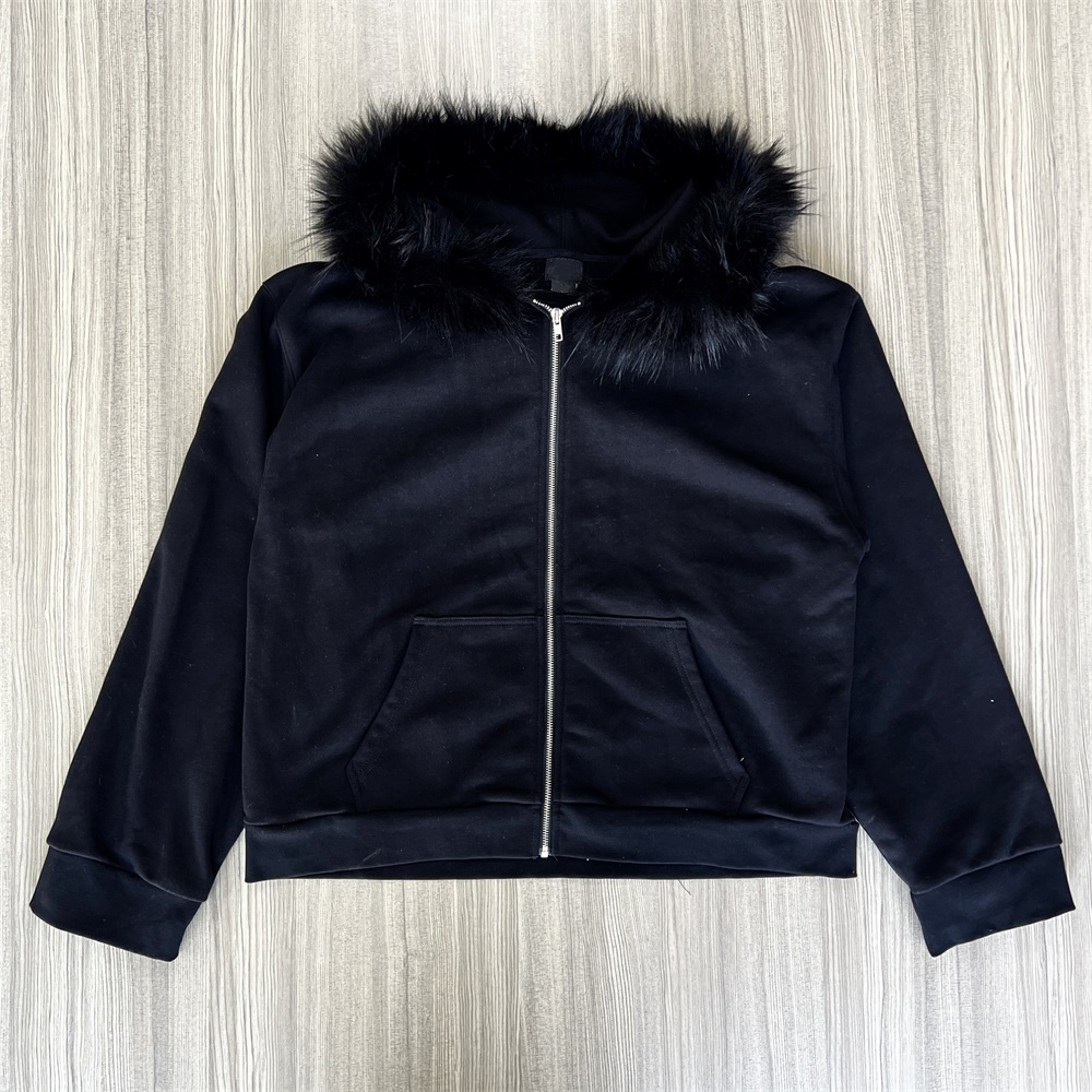 Женская черная куртка на молнии с капюшоном из искусственного меха: Текстура бархата