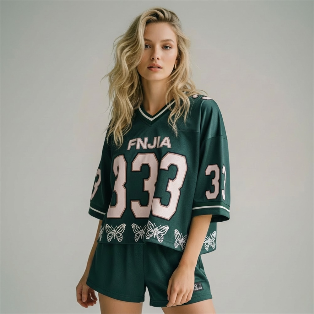 Зеленая спортивная майка: номер 333 и принт в виде бабочки, оверсайз