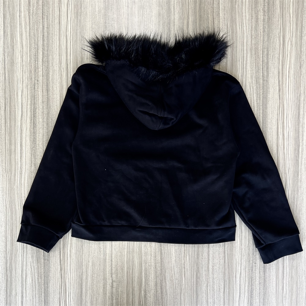 Женская черная куртка на молнии с капюшоном из искусственного меха: Текстура бархата