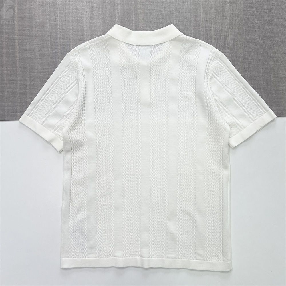 Мужская белая рубашка поло с фактурной отделкой: трикотажный узор в виде шевронов