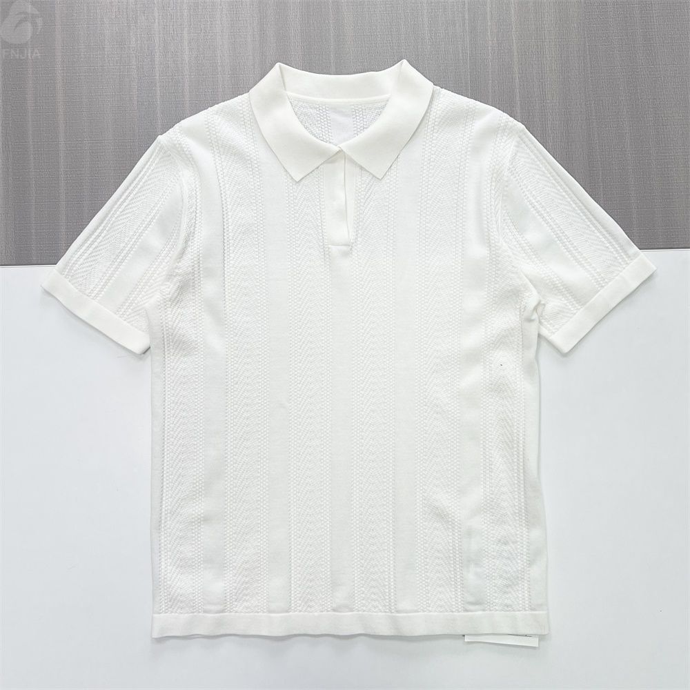 Мужская белая рубашка поло с фактурной отделкой: трикотажный узор в виде шевронов
