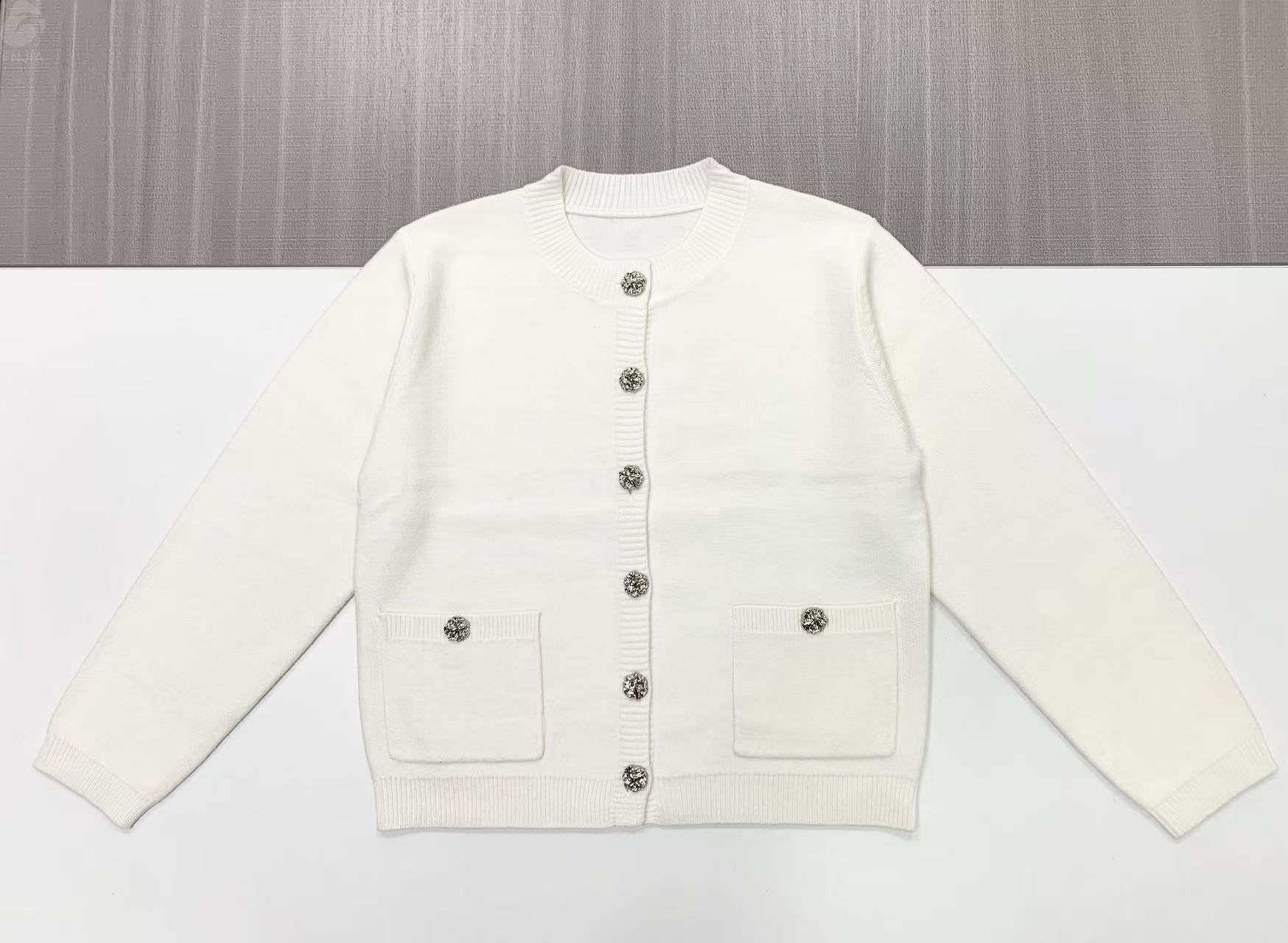 Женский белый вязаный кардиган с украшением на пуговицах - FNJIA Custom Apparel Service-FNJ250093