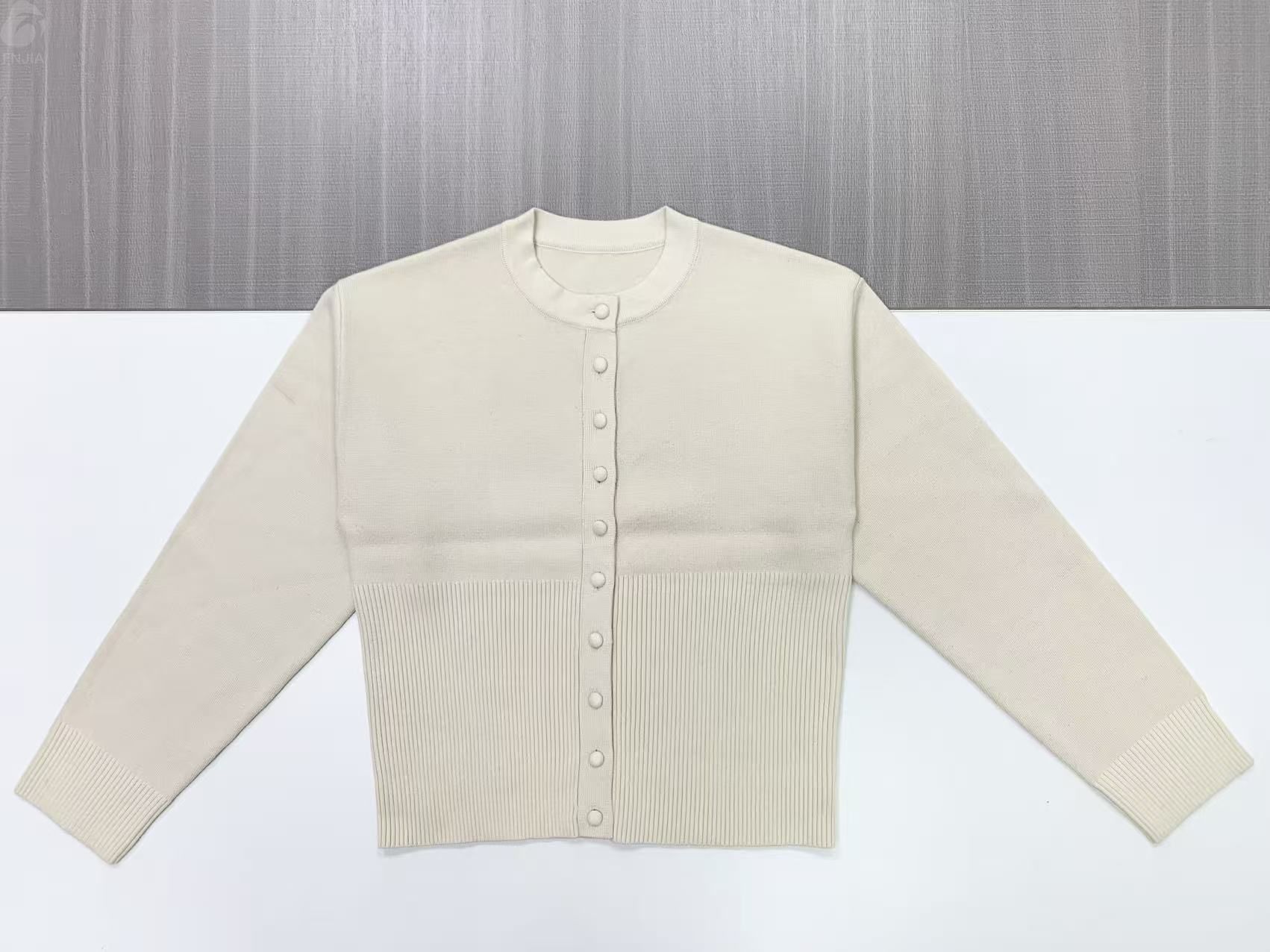 Женский кардиган из трикотажа в рубчик нейтральных тонов - FNJIA, изготовленный на заказ по индивидуальному заказу-FNJ250091