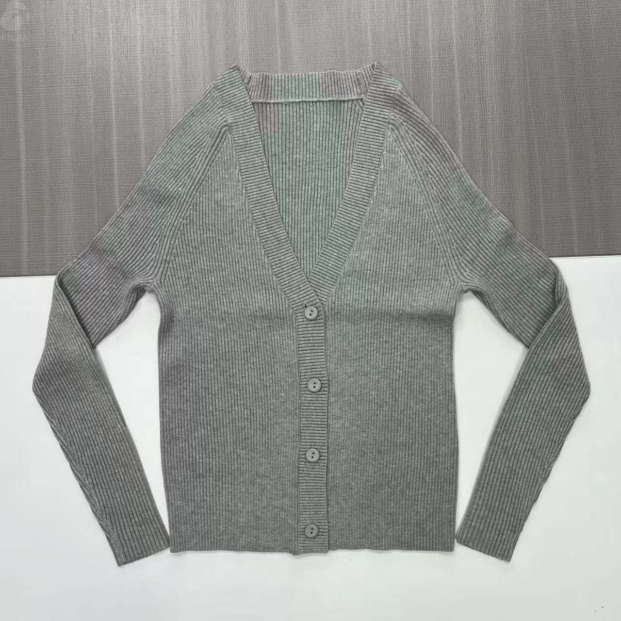 Женский серый кардиган в рубчик с V-образным вырезом - Полный цикл пошива одежды на заказ-CPM2508-903