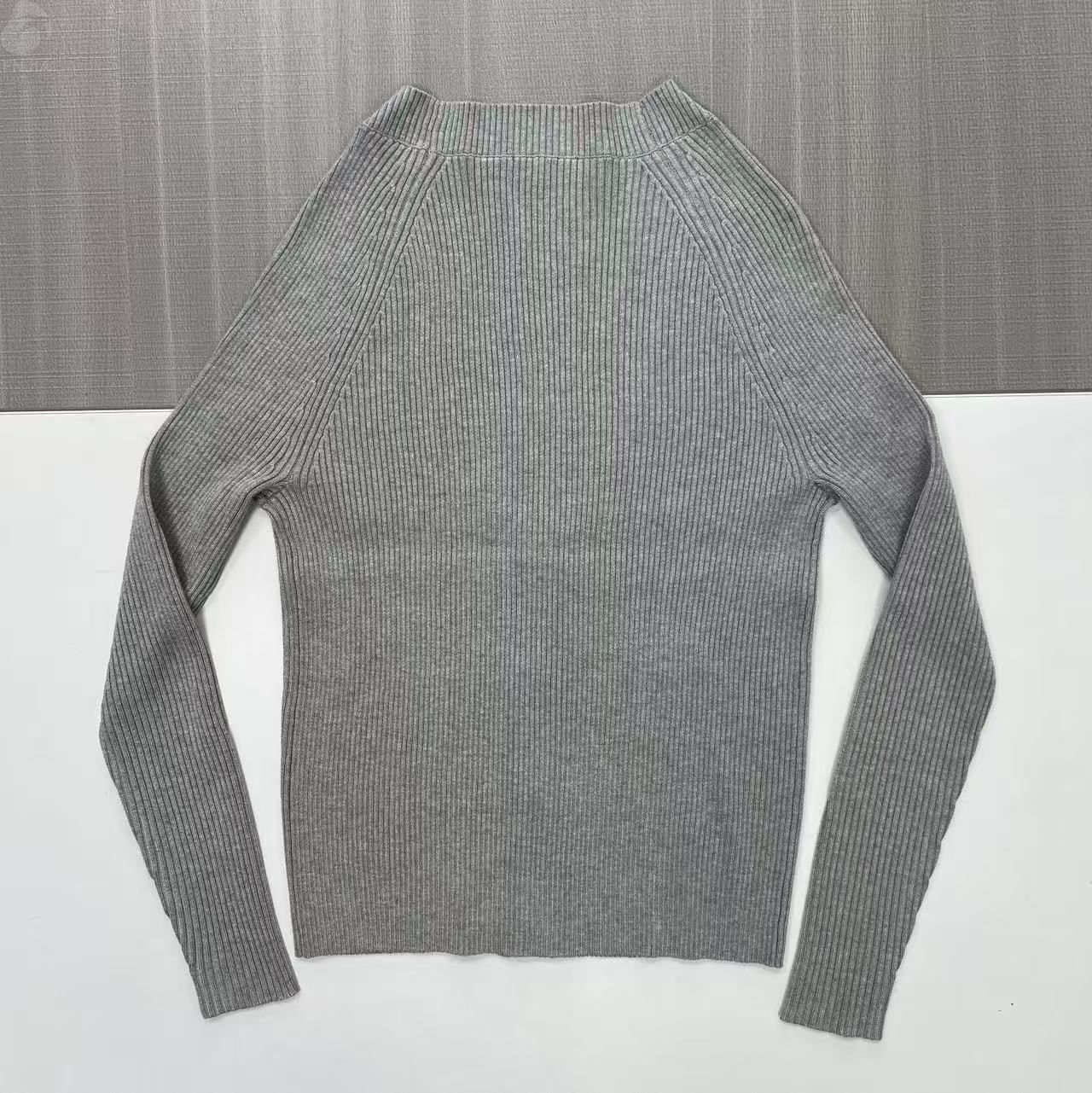 Женский серый кардиган в рубчик с V-образным вырезом - Полный цикл пошива одежды на заказ-CPM2508-903