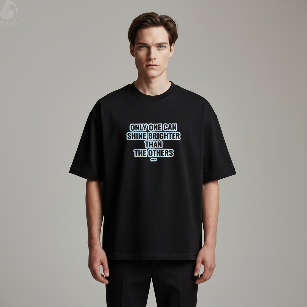 Мужская черная футболка оверсайз с графическим принтом - Нестандартный радужный текст и непринужденный крой