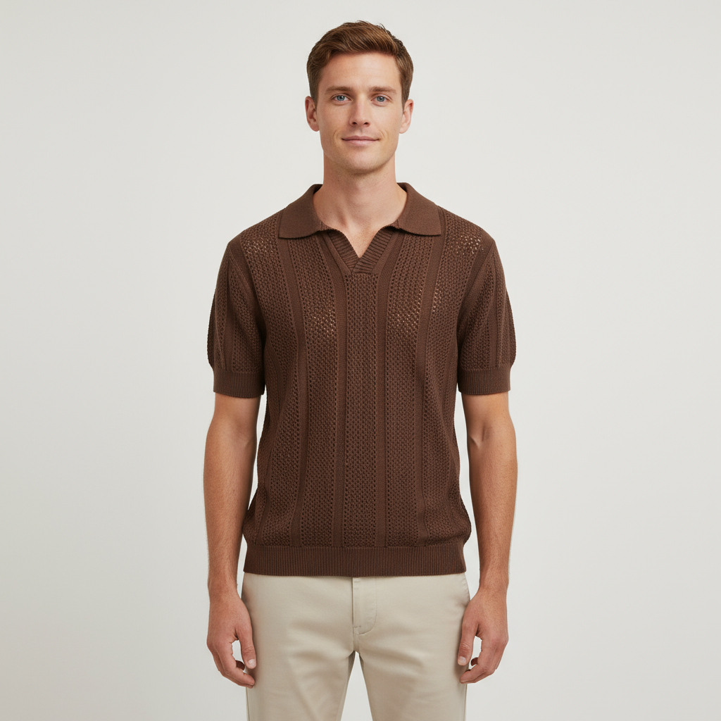Мужская трикотажная рубашка-поло шоколадно-коричневого цвета с фактурной полосой и нестандартной планкой без застежки