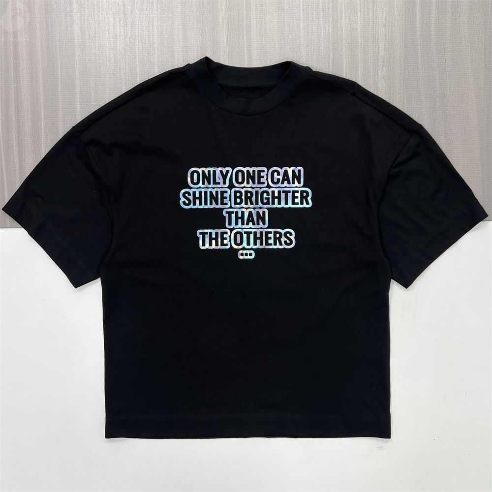 Мужская черная футболка оверсайз с графическим принтом - Нестандартный радужный текст и непринужденный крой